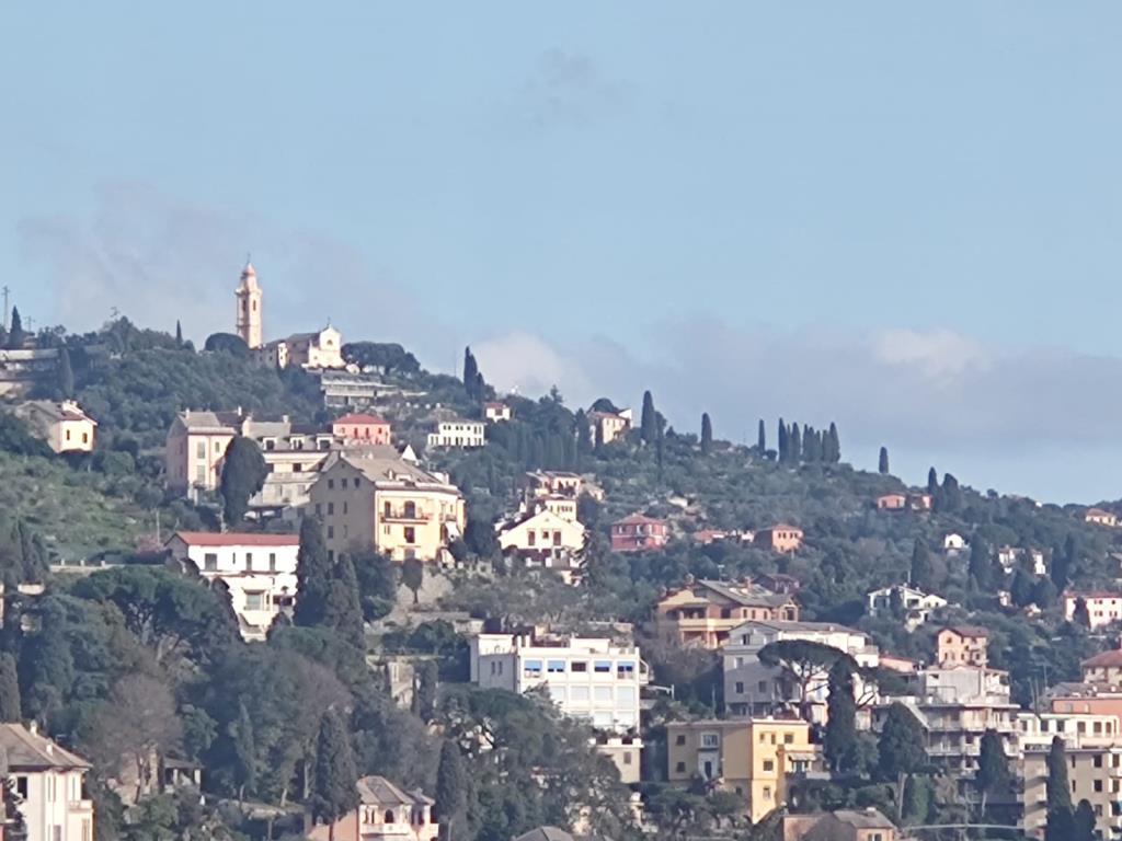 In posizione soleggiatissima e panoramica con  vista mare